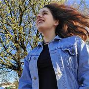 Studentessa universitaria al terzo anno di fisioterapia, diplomat presso il liceo linguistico con il massimo dei voti. Disponibile per lezioni di lingue (inglese, francese e tedesco), italiano, scienze e concetti semplici di matematica